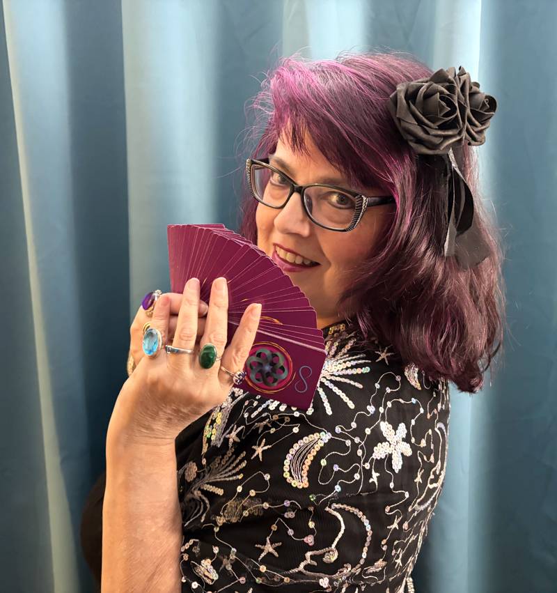 Izolda black and silver fascinator holding cards