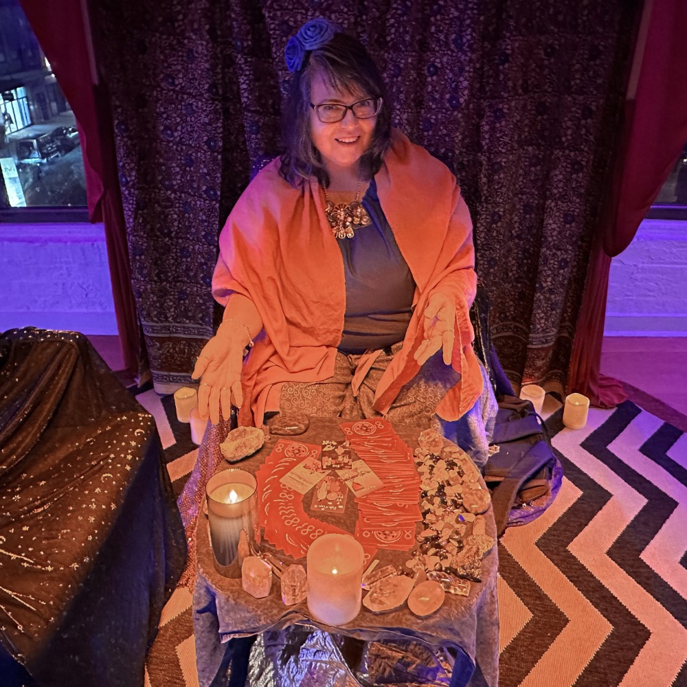 izolda in pink reading tarot